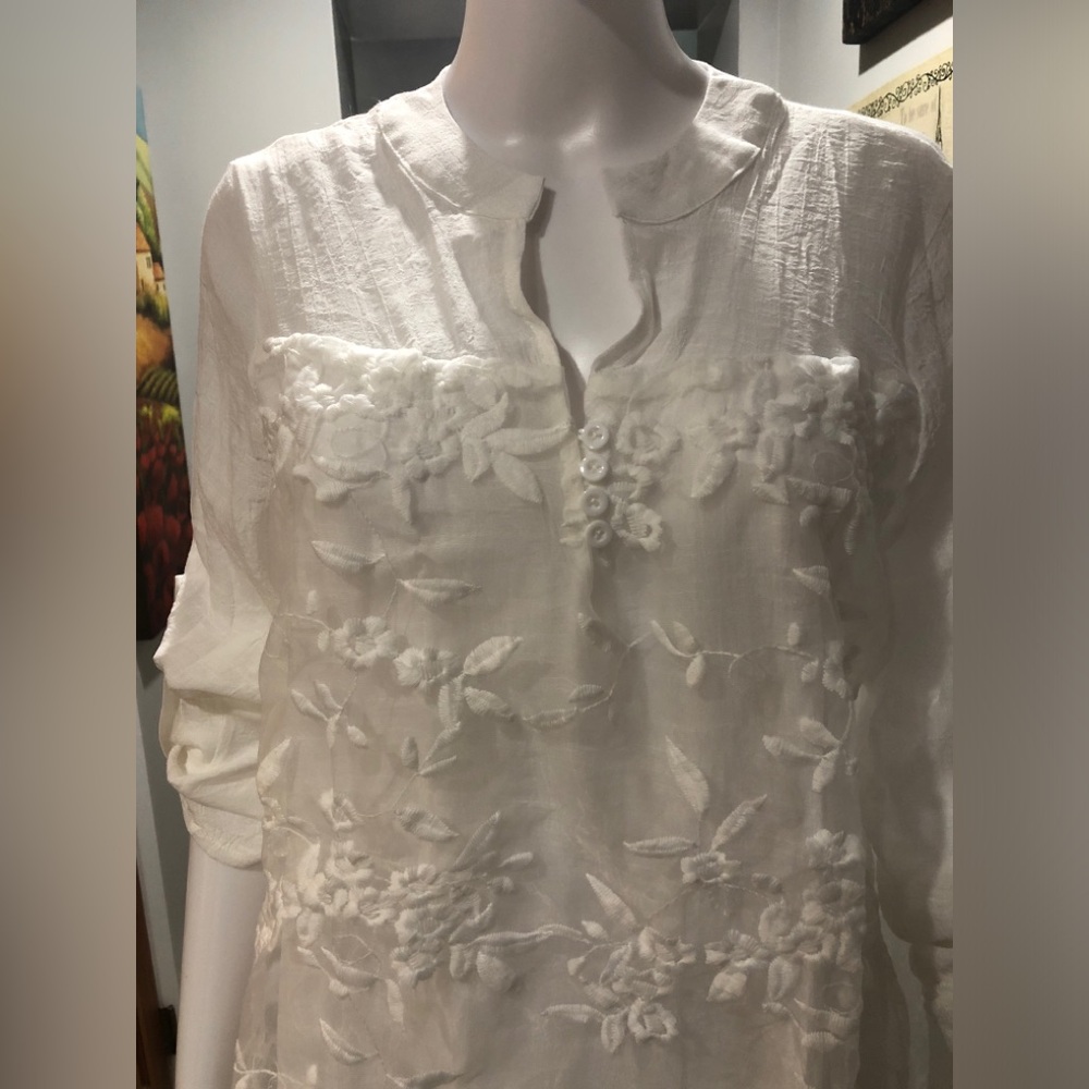 Elegant White Floral Embroidered Women's Top - Picture 2 of 13